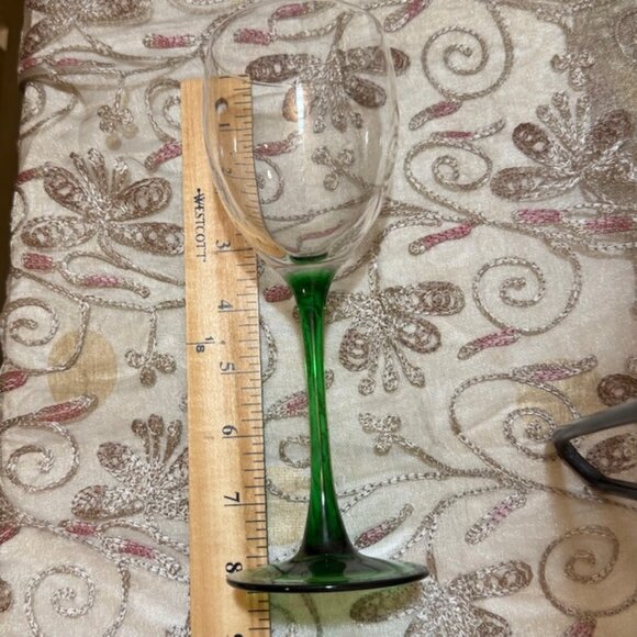 Vintage Luminarc Made in France Green Stemmed Wine Glasses pair 6 oz, pour - Picture 10 of 11